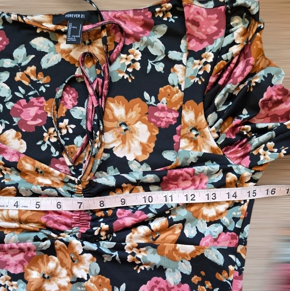 Forever 21 Long Sleeve Ruffle Shoulder Floral Top Size Large - Picture 6 of 9
